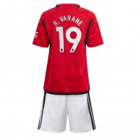Camisa de Futebol Manchester United Raphael Varane #19 Equipamento Principal Infantil 2023-24 Manga Curta (+ Calças curtas)